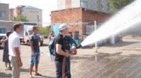 Добровольцы с брандспойтом
